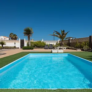 apartment-with-pool-and-terrace-1-min-from-the-beach.in-canary-islands.com/